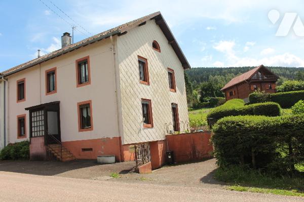 Spacieuse et lumineuse maison mitoyenne, avec jardin et deux terrasses sur 472m² de terrain