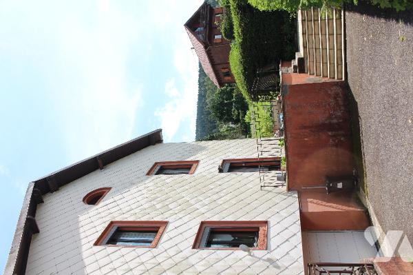 Spacieuse et lumineuse maison mitoyenne, avec jardin et deux terrasses sur 472m² de terrain