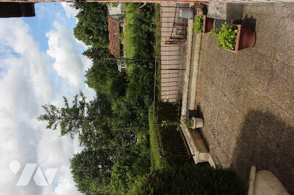 Spacieuse et lumineuse maison mitoyenne, avec jardin et deux terrasses sur 472m² de terrain