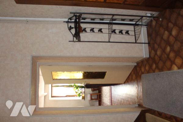 Spacieuse et lumineuse maison mitoyenne, avec jardin et deux terrasses sur 472m² de terrain