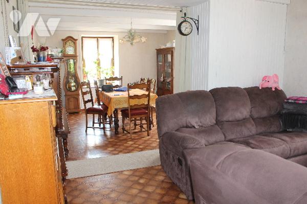 Spacieuse et lumineuse maison mitoyenne, avec jardin et deux terrasses sur 472m² de terrain