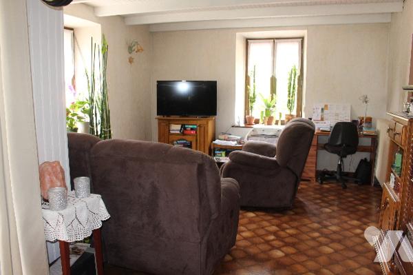 Spacieuse et lumineuse maison mitoyenne, avec jardin et deux terrasses sur 472m² de terrain