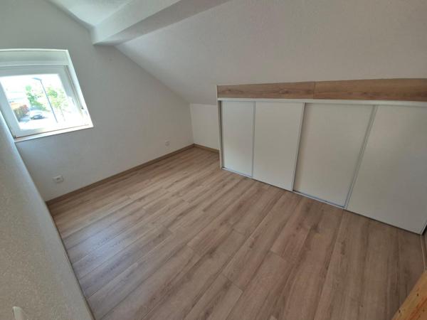 Une maison rénovée pleine de charme, une immense grange au potentiel incroyable et un cadre de vie paisible à Rosenau… Le coup de cœur pourrait bien être au rendez-vous !