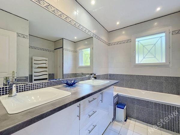 Secteur de Villeneuve Sur Lot - Maison avec vue de 150 m² avec sous-sol, garage et piscine dans un environnement privilégié