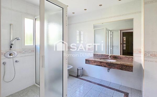 Maison familiale aux beaux volumes avec piscine – Proche centre de Six-Fours-les-Plages