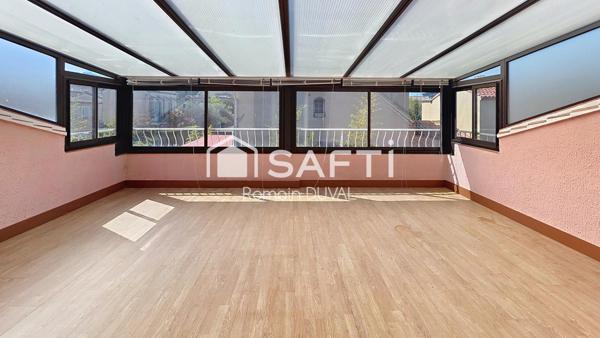 Maison familiale aux beaux volumes avec piscine – Proche centre de Six-Fours-les-Plages