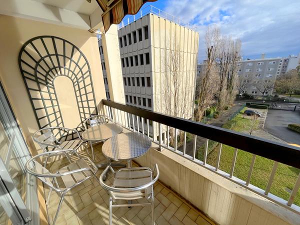 Appartement T5 de 96.83 m² en très bon état - cuisine US aménagée et équipée - Balcon - Cave et place de parking.