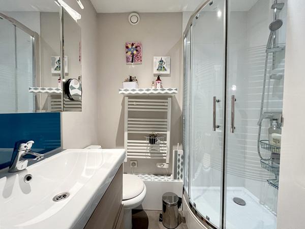 Appartement T5 de 96.83 m² en très bon état - cuisine US aménagée et équipée - Balcon - Cave et place de parking.