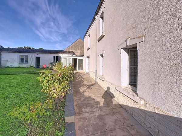 Maison de bourg à vendre à Belligné - 5 chambres - proche commodités