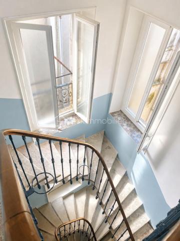 En hyper-centre de la ville dynamique d'Alès, venez découvrir cet immeuble de caractère des années 1900.
Il abrite au 3ème et dernier étage, ce charmant appartement atypique de 96m2 (118m2 au sol) rénové avec goût et matériaux de qualité.
Il propose de beaux volumes baignés de lumière et se compose comme il suit : 
- une entrée,
- une cuisine ouverte sur le salon/séjour proposant une pièce de vie de plus de 40m2, 
- une salle d'eau,
- un wc indépendant, 
- un couloir isolant l'espace nuit :
- trois chambres,
- un dressing, 
- une grande cave vient compléter ce bien.
Chauffage gaz, climatisation, fenêtres PVC double vitrage.
Aucun travaux à prévoir dans l'appartement et la copropriété.