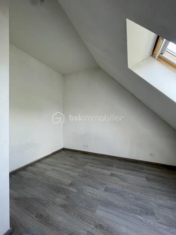 Une maison bien pensée, agréable à vivre au quotidien, avec les volumes et la configuration que beaucoup recherchent.

👉 Une pièce de vie d’environ 43 m², ouverte sur l’extérieur
👉 Vie de plain-pied avec chambre et salle de bain au rez-de-chaussée
👉 À l’étage : 3 chambres + bureau
👉 Cellier et garage pour le côté pratique

Implantée sur un terrain de 978 m², la maison bénéficie d’une exposition ouest, idéale pour profiter des fins de journée ensoleillées.
Le jardin est entièrement clos, parfait pour les enfants ou les animaux.

Construite en 2013, elle offre un cadre de vie confortable avec de bonnes performances énergétiques (DPE : C / GES : A) et un chauffage électrique.

💰 Taxe foncière : environ 1 300 €


📞 Disponible pour vous la faire découvrir.