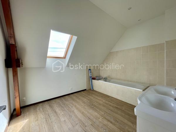 Une maison bien pensée, agréable à vivre au quotidien, avec les volumes et la configuration que beaucoup recherchent.

👉 Une pièce de vie d’environ 43 m², ouverte sur l’extérieur
👉 Vie de plain-pied avec chambre et salle de bain au rez-de-chaussée
👉 À l’étage : 3 chambres + bureau
👉 Cellier et garage pour le côté pratique

Implantée sur un terrain de 978 m², la maison bénéficie d’une exposition ouest, idéale pour profiter des fins de journée ensoleillées.
Le jardin est entièrement clos, parfait pour les enfants ou les animaux.

Construite en 2013, elle offre un cadre de vie confortable avec de bonnes performances énergétiques (DPE : C / GES : A) et un chauffage électrique.

💰 Taxe foncière : environ 1 300 €


📞 Disponible pour vous la faire découvrir.