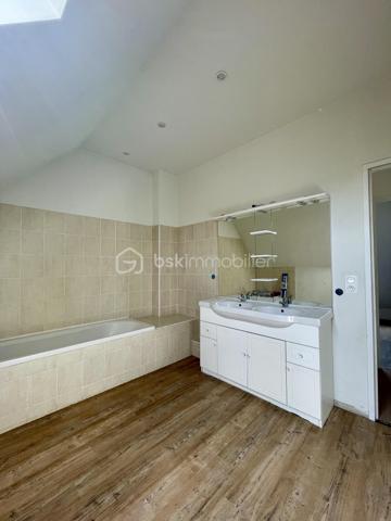 Une maison bien pensée, agréable à vivre au quotidien, avec les volumes et la configuration que beaucoup recherchent.

👉 Une pièce de vie d’environ 43 m², ouverte sur l’extérieur
👉 Vie de plain-pied avec chambre et salle de bain au rez-de-chaussée
👉 À l’étage : 3 chambres + bureau
👉 Cellier et garage pour le côté pratique

Implantée sur un terrain de 978 m², la maison bénéficie d’une exposition ouest, idéale pour profiter des fins de journée ensoleillées.
Le jardin est entièrement clos, parfait pour les enfants ou les animaux.

Construite en 2013, elle offre un cadre de vie confortable avec de bonnes performances énergétiques (DPE : C / GES : A) et un chauffage électrique.

💰 Taxe foncière : environ 1 300 €


📞 Disponible pour vous la faire découvrir.