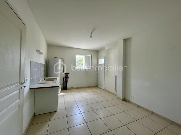 Une maison bien pensée, agréable à vivre au quotidien, avec les volumes et la configuration que beaucoup recherchent.

👉 Une pièce de vie d’environ 43 m², ouverte sur l’extérieur
👉 Vie de plain-pied avec chambre et salle de bain au rez-de-chaussée
👉 À l’étage : 3 chambres + bureau
👉 Cellier et garage pour le côté pratique

Implantée sur un terrain de 978 m², la maison bénéficie d’une exposition ouest, idéale pour profiter des fins de journée ensoleillées.
Le jardin est entièrement clos, parfait pour les enfants ou les animaux.

Construite en 2013, elle offre un cadre de vie confortable avec de bonnes performances énergétiques (DPE : C / GES : A) et un chauffage électrique.

💰 Taxe foncière : environ 1 300 €


📞 Disponible pour vous la faire découvrir.