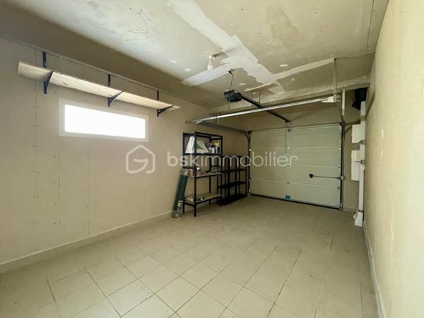 Une maison bien pensée, agréable à vivre au quotidien, avec les volumes et la configuration que beaucoup recherchent.

👉 Une pièce de vie d’environ 43 m², ouverte sur l’extérieur
👉 Vie de plain-pied avec chambre et salle de bain au rez-de-chaussée
👉 À l’étage : 3 chambres + bureau
👉 Cellier et garage pour le côté pratique

Implantée sur un terrain de 978 m², la maison bénéficie d’une exposition ouest, idéale pour profiter des fins de journée ensoleillées.
Le jardin est entièrement clos, parfait pour les enfants ou les animaux.

Construite en 2013, elle offre un cadre de vie confortable avec de bonnes performances énergétiques (DPE : C / GES : A) et un chauffage électrique.

💰 Taxe foncière : environ 1 300 €


📞 Disponible pour vous la faire découvrir.