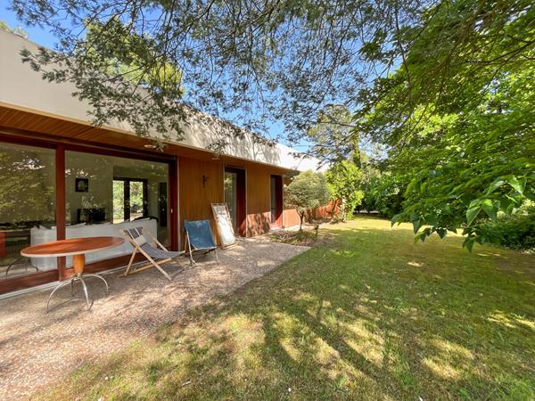 Maison d'architecte sur un vaste terrain verdoyant