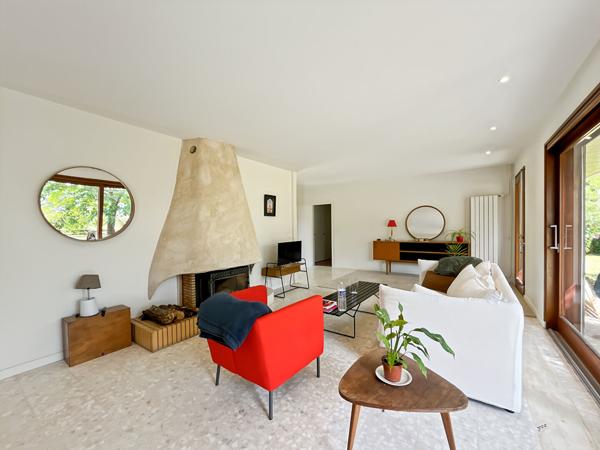 Maison d'architecte sur un vaste terrain verdoyant