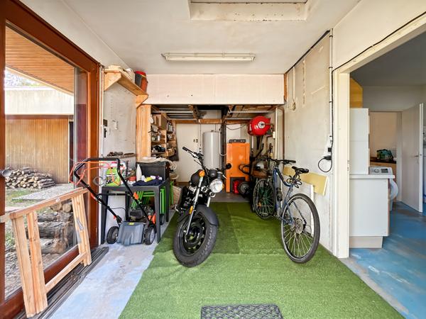 Maison d'architecte sur un vaste terrain verdoyant