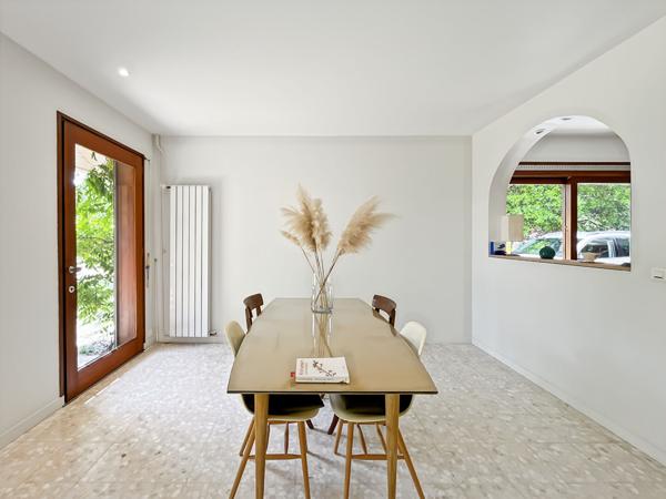 Maison d'architecte sur un vaste terrain verdoyant