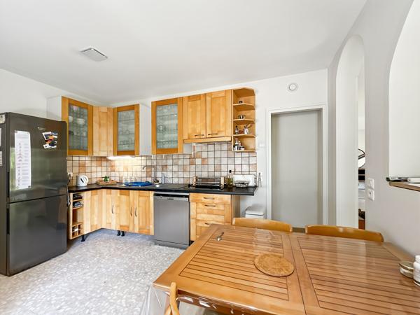 Maison d'architecte sur un vaste terrain verdoyant