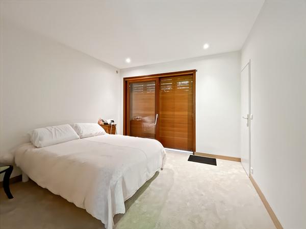 Maison d'architecte sur un vaste terrain verdoyant