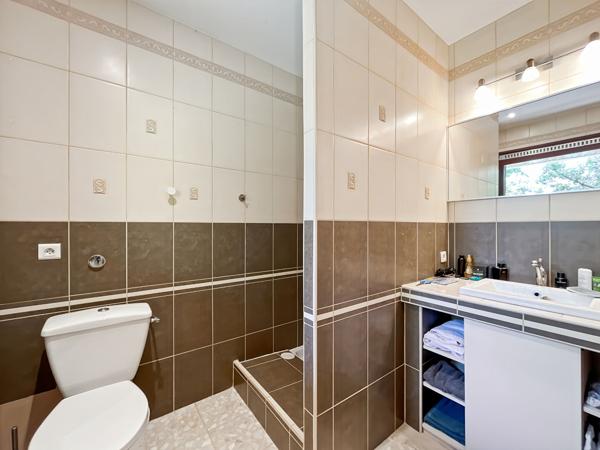 Maison d'architecte sur un vaste terrain verdoyant
