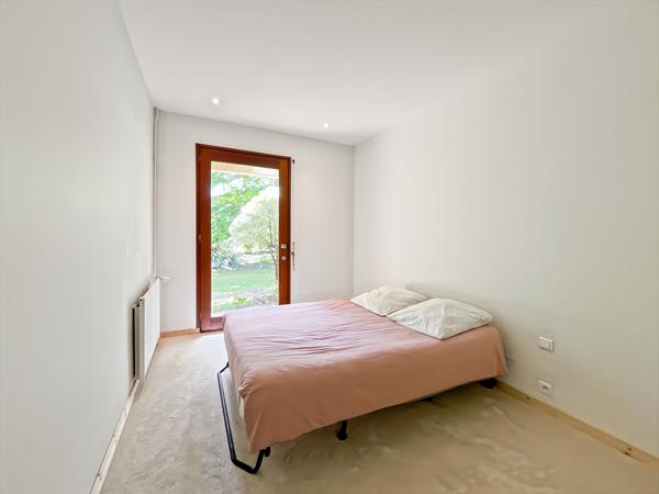 Maison d'architecte sur un vaste terrain verdoyant