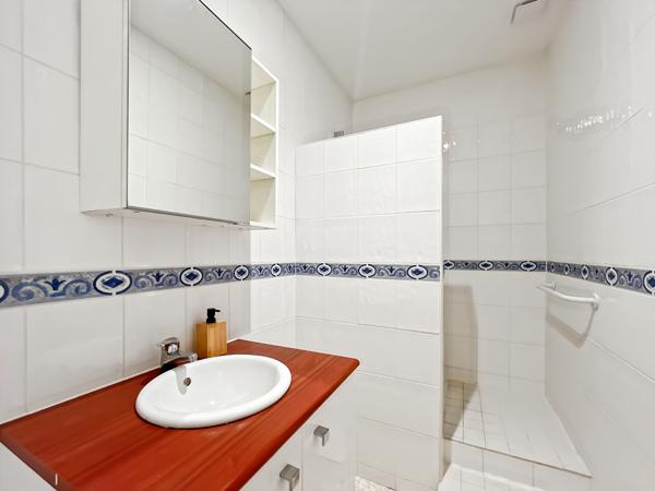 Maison d'architecte sur un vaste terrain verdoyant