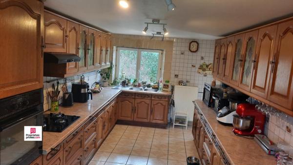 Proche de SEES L'EVECHE (61500)  PROPRIETE , 9 pièce(s)  220 m2 environ, 5 chambres, PRIX  239 000, honoraires 4,82% inclus à la charge de l'acquéreur, soit  228 000 hors honoraires