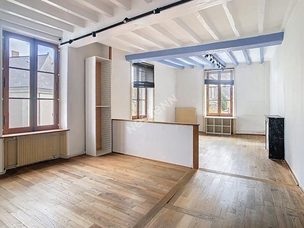 Maison de maître de 270m2, 9 pièces, à vendre dans le centre de Montreuil-sur-Maine