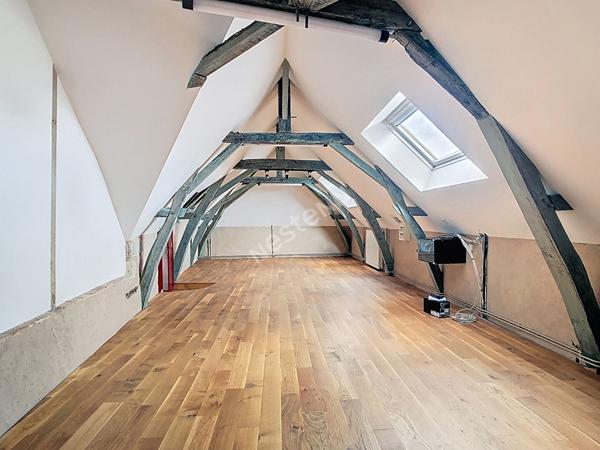 Maison de maître de 270m2, 9 pièces, à vendre dans le centre de Montreuil-sur-Maine