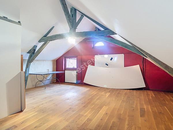 Maison de maître de 270m2, 9 pièces, à vendre dans le centre de Montreuil-sur-Maine