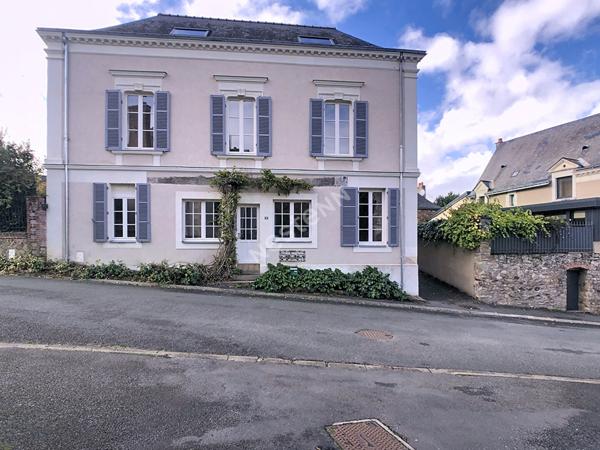 Maison de maître de 270m2, 9 pièces, à vendre dans le centre de Montreuil-sur-Maine