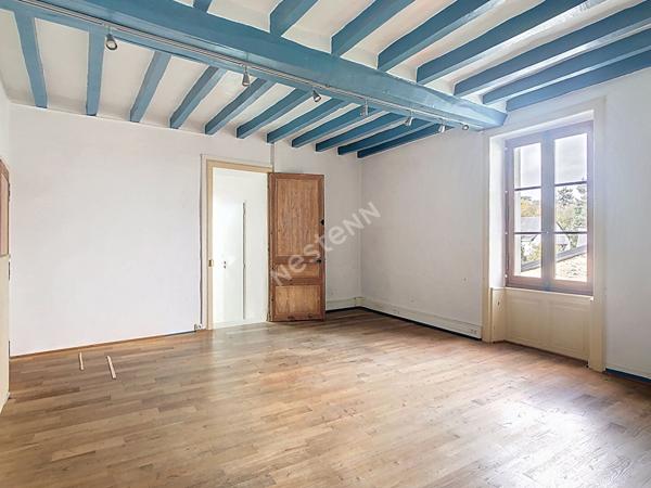 Maison de maître de 270m2, 9 pièces, à vendre dans le centre de Montreuil-sur-Maine