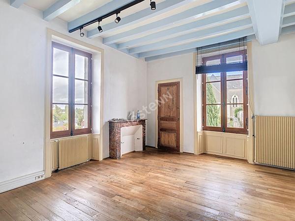 Maison de maître de 270m2, 9 pièces, à vendre dans le centre de Montreuil-sur-Maine