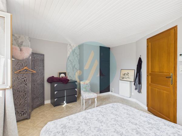 Saint-Amand-en-Puisaye (58310) Jolie longère avec trois chambres, garage, dépendances sur jardin clos.