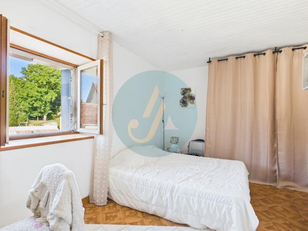 Saint-Amand-en-Puisaye (58310) Jolie longère avec trois chambres, garage, dépendances sur jardin clos.