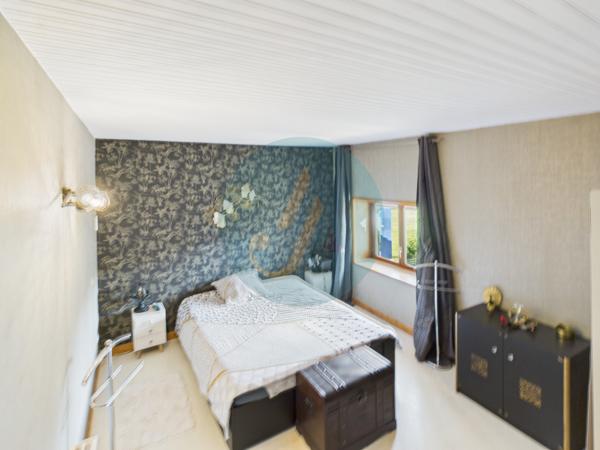 Saint-Amand-en-Puisaye (58310) Jolie longère avec trois chambres, garage, dépendances sur jardin clos.