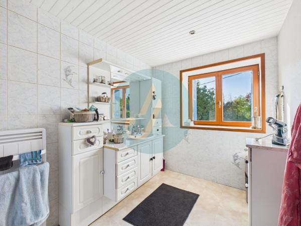 Saint-Amand-en-Puisaye (58310) Jolie longère avec trois chambres, garage, dépendances sur jardin clos.