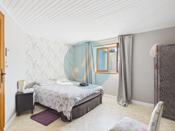 Saint-Amand-en-Puisaye (58310) Jolie longère avec trois chambres, garage, dépendances sur jardin clos.