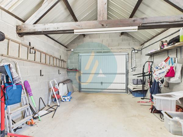 Saint-Amand-en-Puisaye (58310) Jolie longère avec trois chambres, garage, dépendances sur jardin clos.