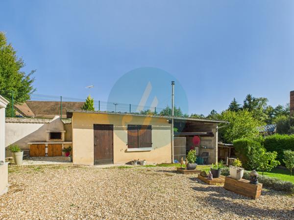 Saint-Amand-en-Puisaye (58310) Jolie longère avec trois chambres, garage, dépendances sur jardin clos.