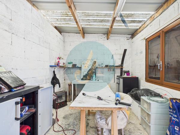 Saint-Amand-en-Puisaye (58310) Jolie longère avec trois chambres, garage, dépendances sur jardin clos.