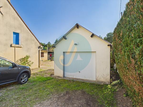 Saint-Amand-en-Puisaye (58310) Jolie longère avec trois chambres, garage, dépendances sur jardin clos.