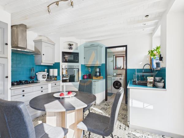 Saint-Amand-en-Puisaye (58310) Jolie longère avec trois chambres, garage, dépendances sur jardin clos.