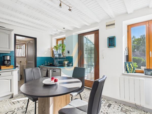 Saint-Amand-en-Puisaye (58310) Jolie longère avec trois chambres, garage, dépendances sur jardin clos.