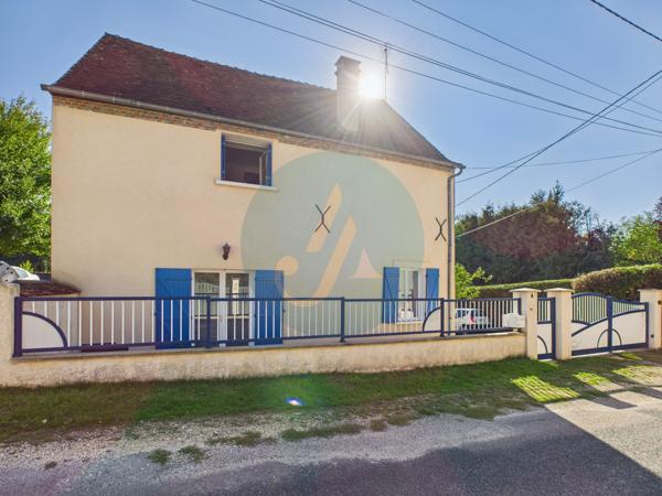 Saint-Amand-en-Puisaye (58310) Jolie longère avec trois chambres, garage, dépendances sur jardin clos.