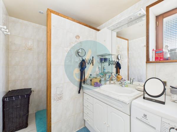 Saint-Amand-en-Puisaye (58310) Jolie longère avec trois chambres, garage, dépendances sur jardin clos.