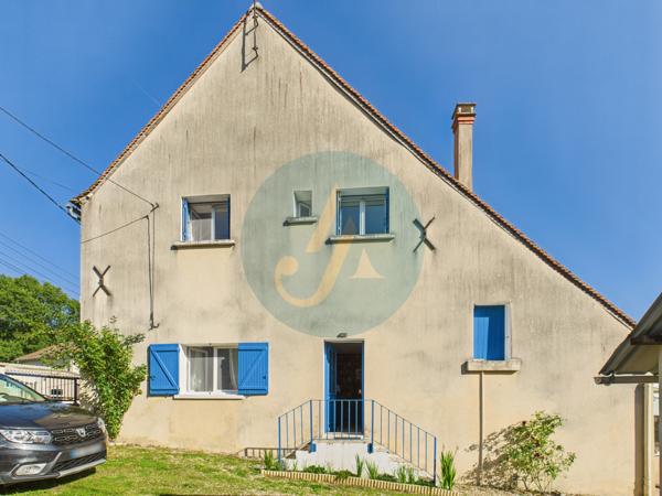 Saint-Amand-en-Puisaye (58310) Jolie longère avec trois chambres, garage, dépendances sur jardin clos.