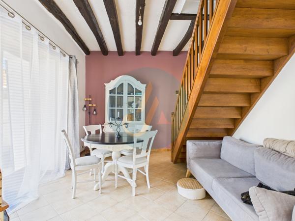 Saint-Amand-en-Puisaye (58310) Jolie longère avec trois chambres, garage, dépendances sur jardin clos.